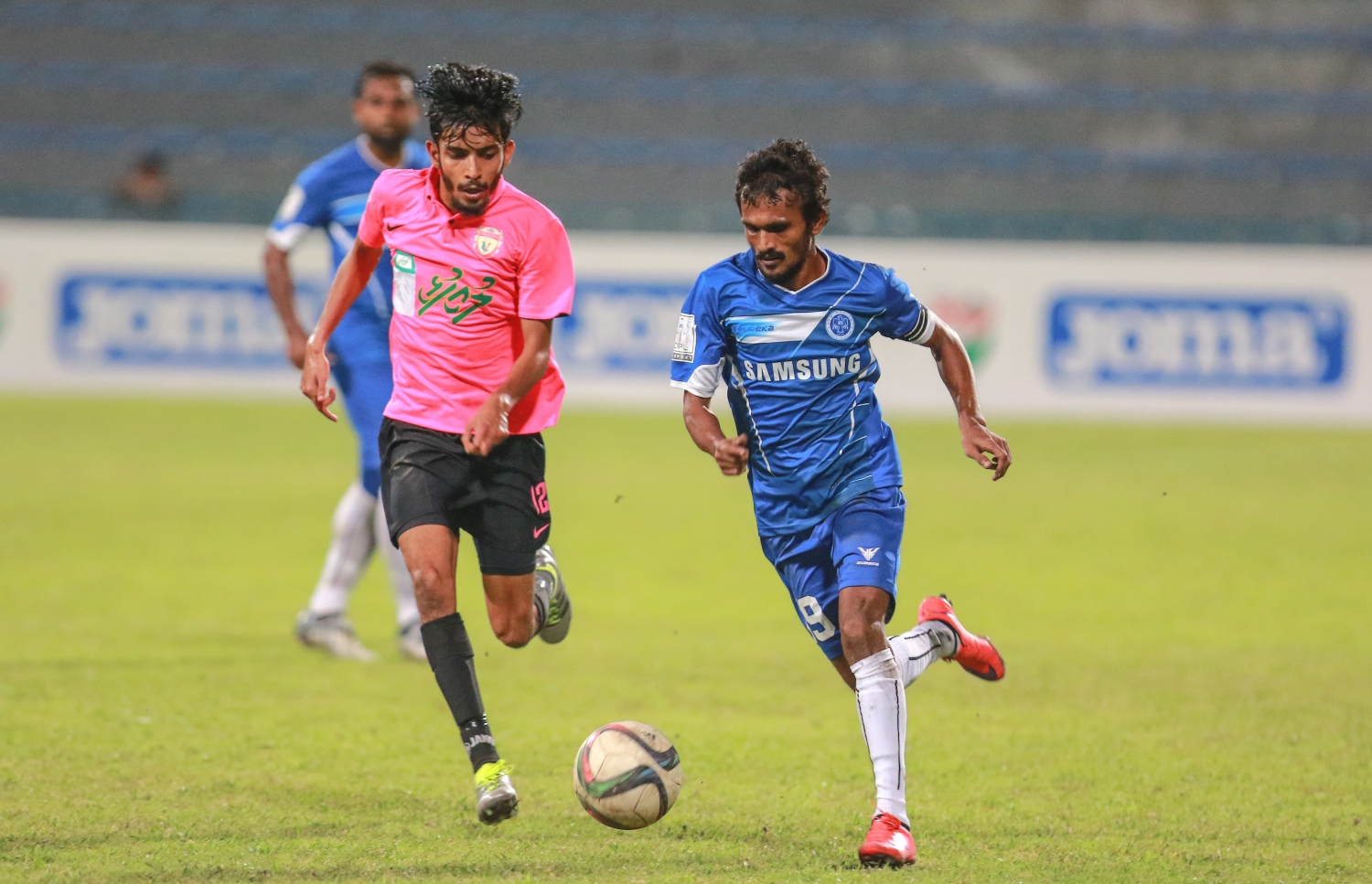 ޔުނައިޓެޑް ވިކްޓަރީގެ ނާވީ (ވ) ކައިރިން ނިއުގެ މުހައްމަދު ރަޝީދު (ހޮކޭ) ބޯޅަ ހިފައިގެންދަނީ.-- ފޮޓޯ: ނިޝާން އަލީ/ މިހާރު