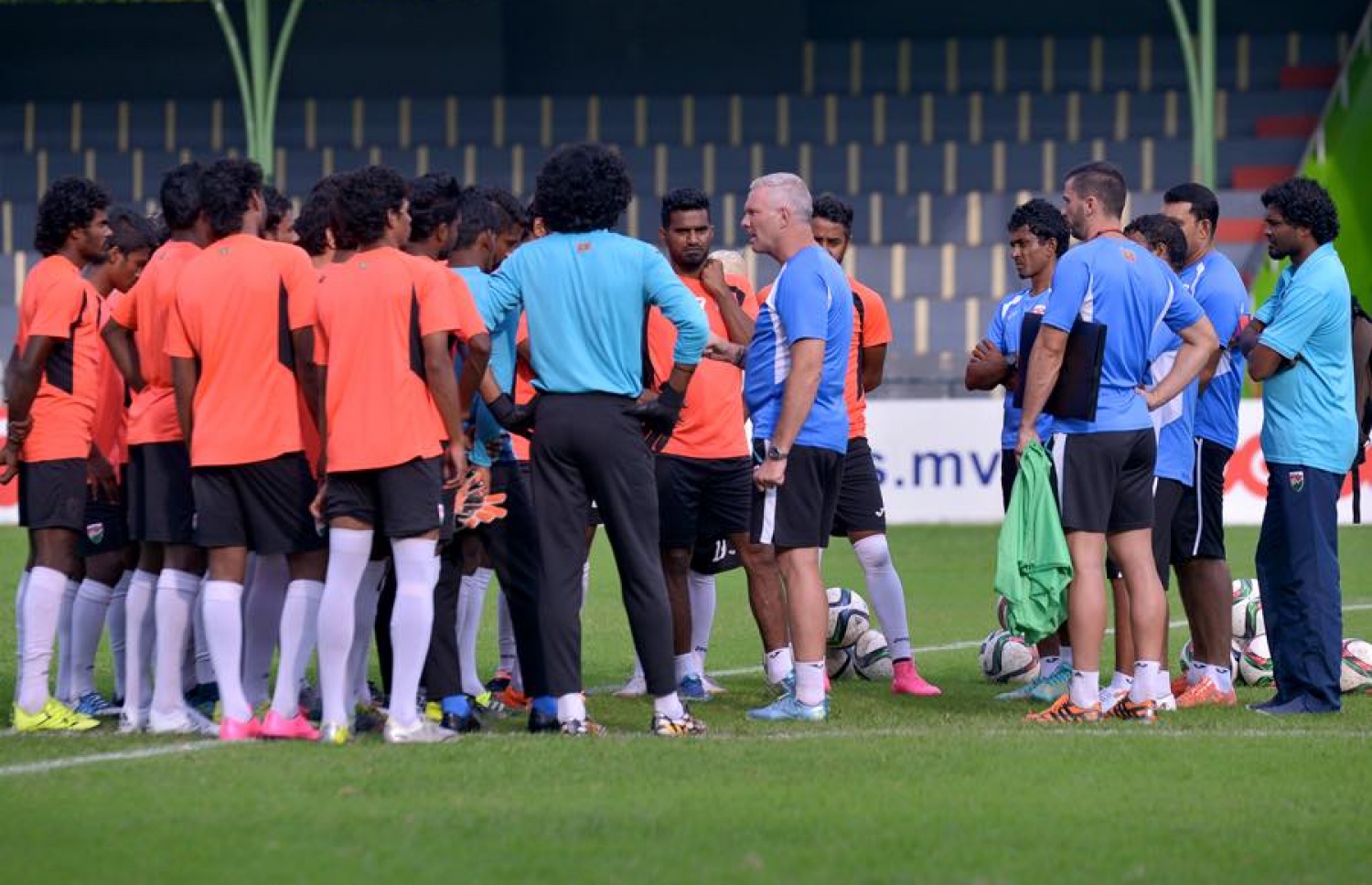 ގަލޮޅު ދަނޑުގައި ބޭއްވި ފަރިތަކުރުންތަކުގެ ތެރެއިން ހާބަޓް ކުޅުންތެރިންނަށް އިރުޝާދު ދެނީ.-- ފޮޓޯ: އެފްއޭއެމް