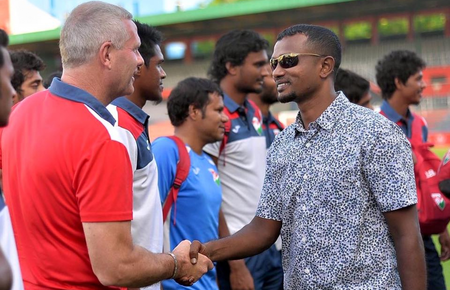 އެފްއޭއެމްގެ ރައީސް ތޯރިގް ގައުމީ ޓީމުގެ ކުރީގެ ކޯޗު ހާބަޓްއާ ސަލާމްކުރަނީ.-- ފޮޓޯ: އެފްއޭއެމް