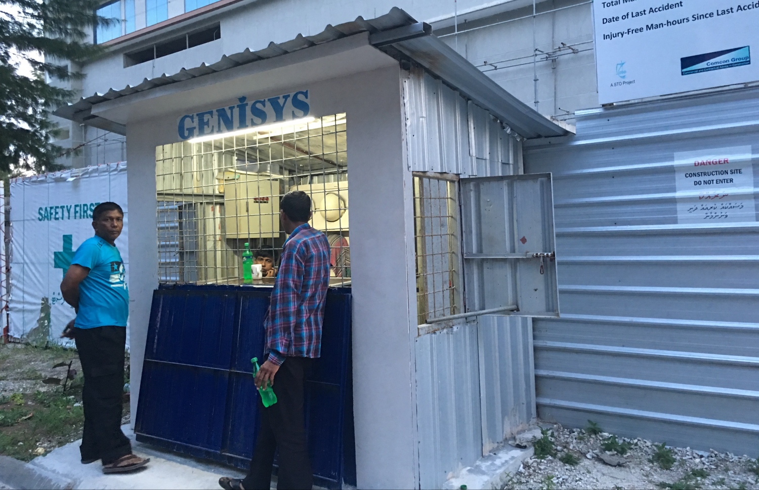 ހުޅުމާލޭގައި ހަދާ އެސްޓީއޯ ހޮޓަލުގެ ޗެކް ޕޯސްޓް ކައިރީގައި ބަޔަކު މިދިޔަ ހުކުރު ދުވަހު މަޑުކޮށްލައިގެން. ފޮޓޯ: އަބްދުﷲ ޖަމީލު/ މިހާރު