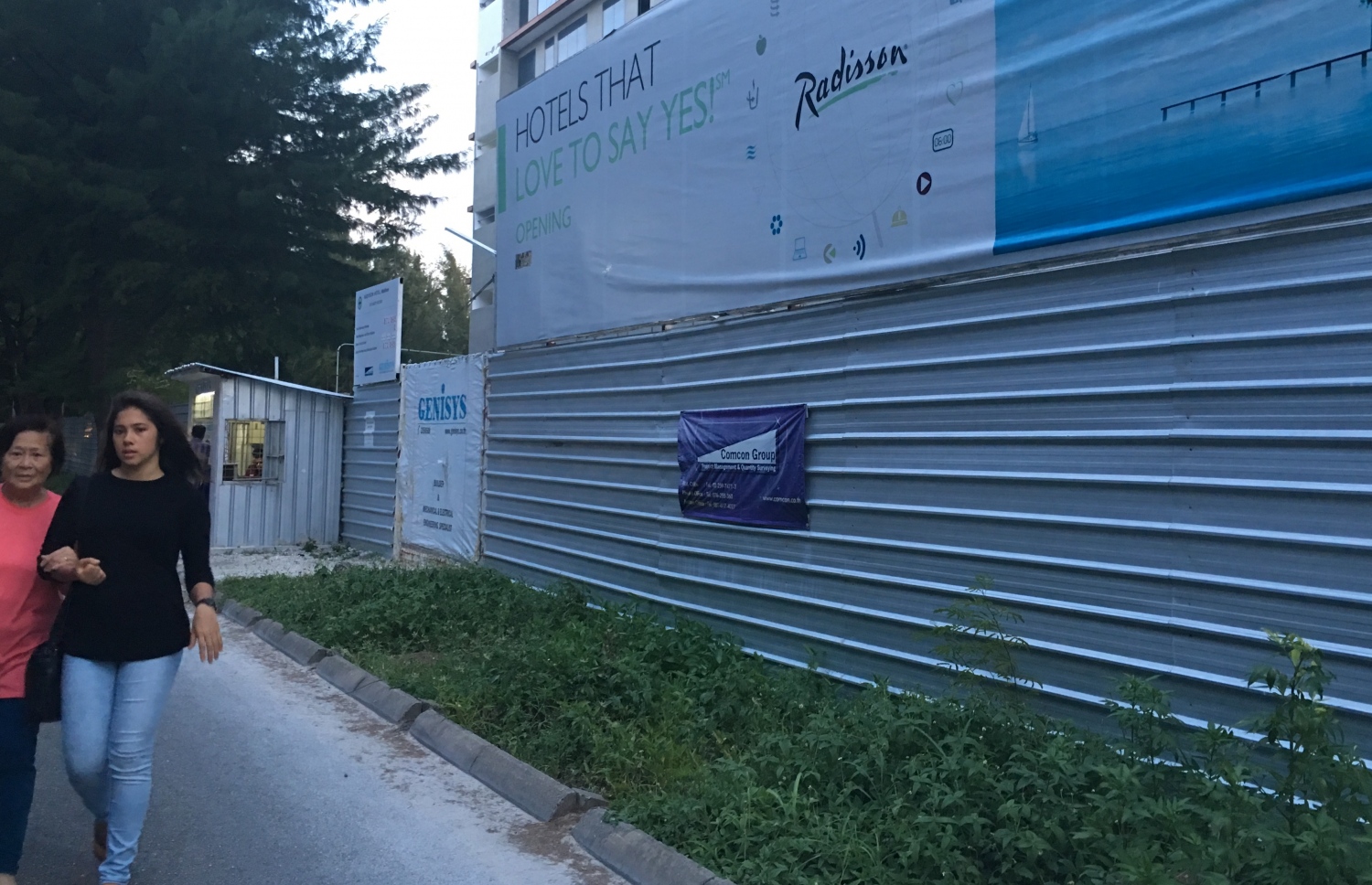 ހުޅުމާލޭގައި އެސްޓީއިން ހަދަން ފެށި ހޮޓަލުގެ ބޭރުން ބަޔަކު މިދިޔަ ހުކުރު ދުވަހު ހިނގާފައި ދަނީ. ފޮޓޯ: އަބްދުﷲ ޖަމީލު/ މިހާރު