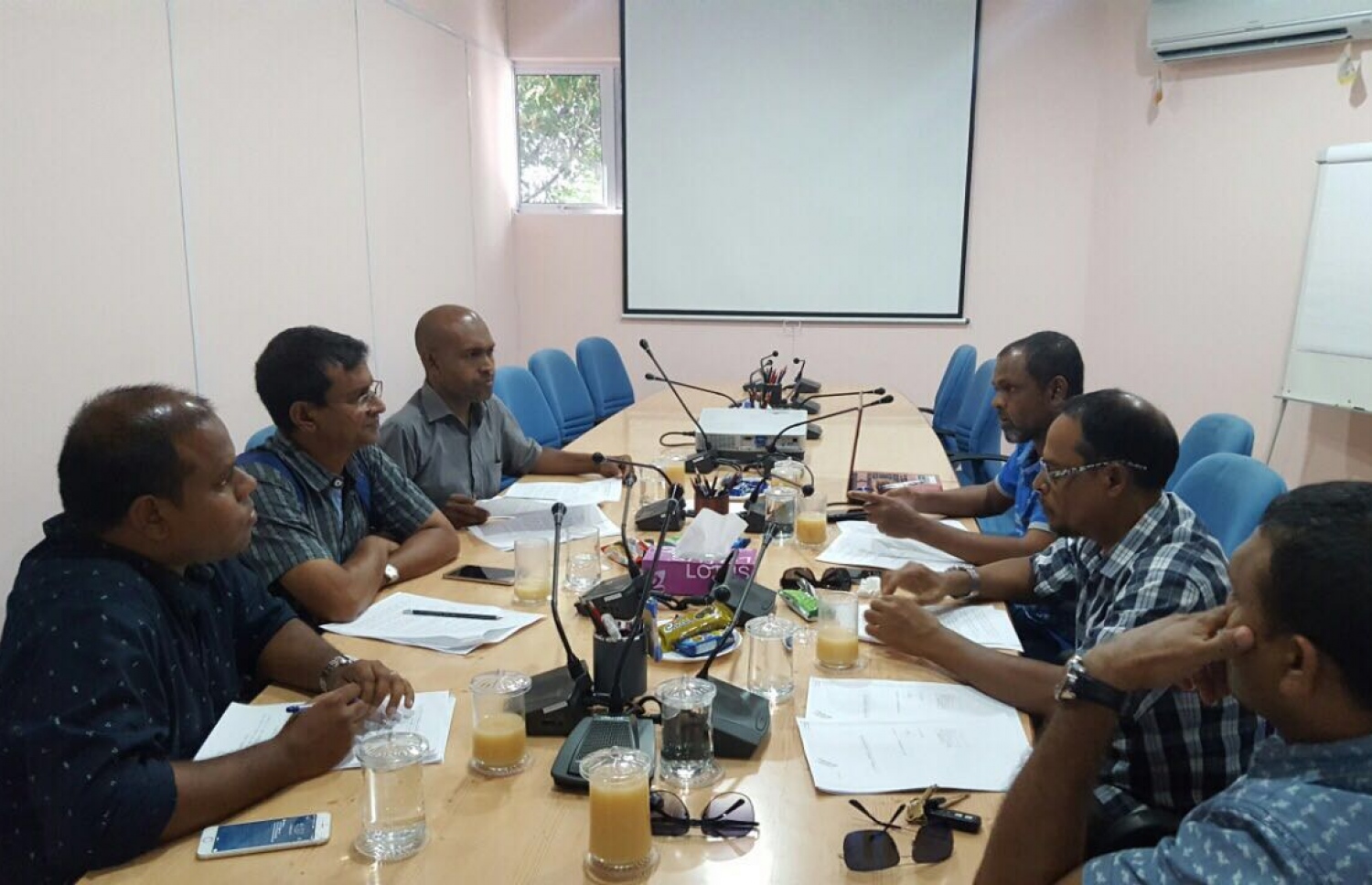 އަބުރުގެ ބިލާ ގުޅޭ ގޮތުން މީޑިއާ ކައުންސިލުން އެކުލަވާލާފައިވާ ހާއްސަ ކޮމިޓީގައި އިއްޔެ މަޝްވަރާ ކުރަނީ.---ފޮޓޯ: މީޑިއާ ކައުންސިލް