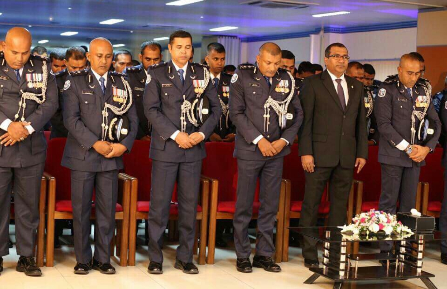 ފުލުހުންގެ ހިދުމަތުގައި އުޅުމުގެ ތެރޭގައި ދުނިޔެ ދޫކުރި ފުލުހުންގެ ހަނދާނުގައި މިރޭގެ ޖަލްސާގައި ގެނައި ސުކޫތުގައި ހޯމް މިނިސްޓަރު ޒުހޫރާއި ޕޮލިސް ކޮމިޝަނަރު އަރީފް އަދި ފުލުހުންގެ ބައެއް އިސް އޮފިސަރުން ބައިވެރިވެވަޑައިގަންނަވަނީ.-- ފޮޓޯ: ޕޮލިސް