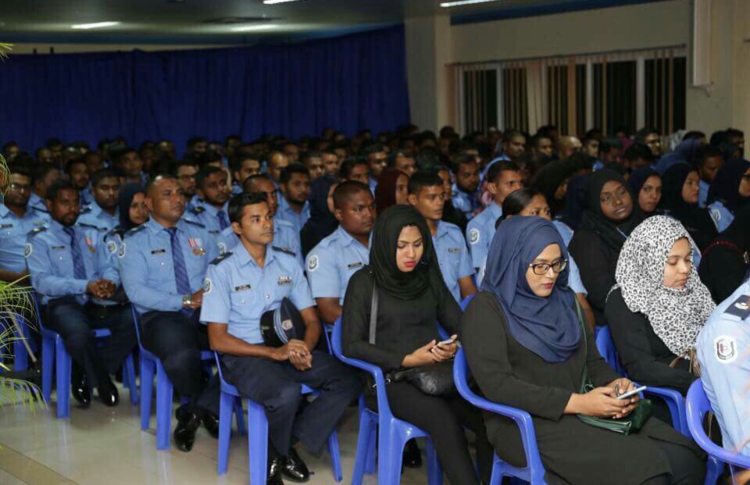 ފުލުހުންގެ ހިދުމަތުގައި އުޅުމުގެ ތެރޭގައި ދުނިޔެ ދޫކުރި ފުލުހުންގެ ހަނދާން އާކުުރުމަށް ބޭއްވި ޖަލްސާގެ ބައިވެރިން.-- ފޮޓޯ: ޕޮލިސް