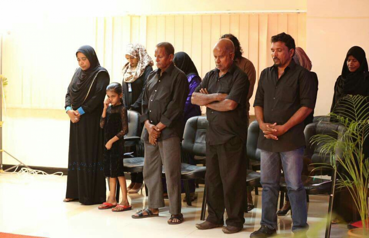 ފުލުހުންގެ ހިދުމަތުގައި އުޅުމުގެ ތެރޭގައި ދުނިޔެ ދޫކުރި ފުލުހުންގެ އާއިލާތަކުގެ ބައެއް މީހުން މިރޭގެ ޖަލްސާގައި ބައިވެރިވަނީ.-- ފޮޓޯ: ޕޮލިސް