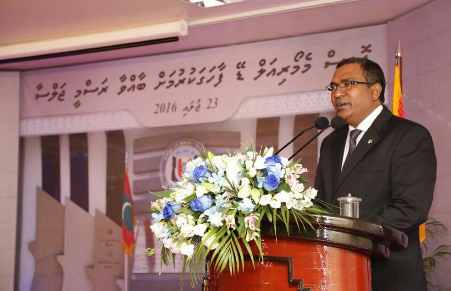 ފުލުހުންގެ ހިދުމަތުގައި އުޅުމުގެ ތެރޭގައި ދުނިޔެ ދޫކުރި ފުލުހުންގެ ހަނދާން އާކުުރުމަށް މިރޭ ބޭއްވި ޖަލްސާގައި ހޯމް މިނިސްޓަރު އަހުމަދު ޒުހޫރު ވާހަކަ ދައްކަވަނީ-- ފޮޓޯ: ޕޮލިސް