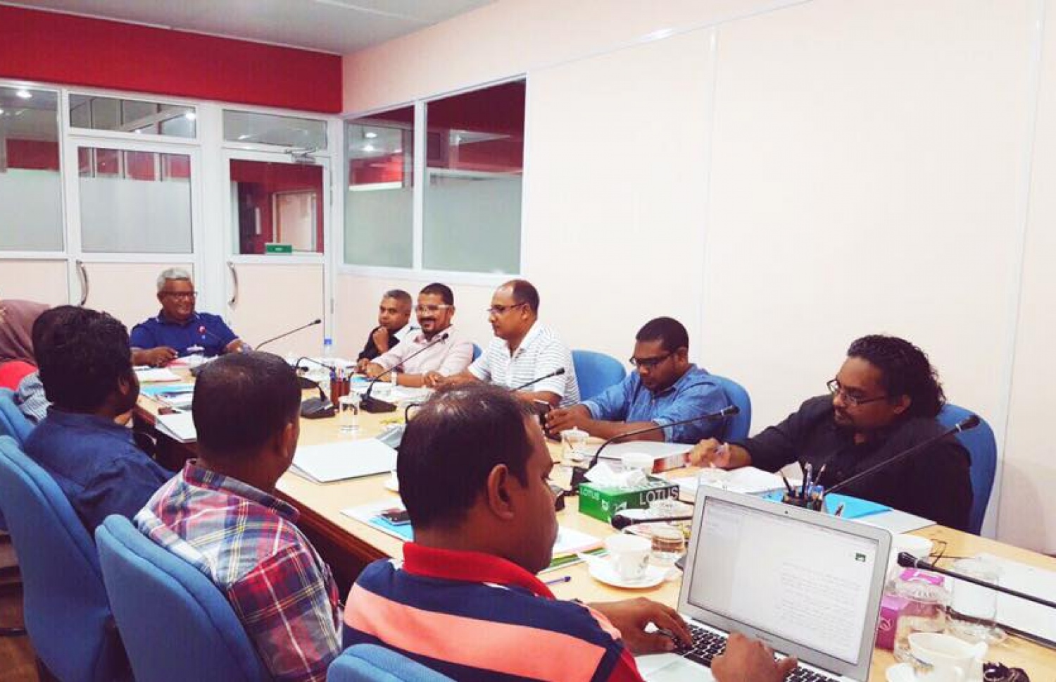 މޯލްޑިވްސް މީޑިއާ ކައުންސިލްގެ ބައްދަލުވުމެއްގެ ރިޔާސަތު، އެ ކައުންސިލްގެ ރައީސް އާސިފް ބަލަހައްޓަވަނީ: ނިހާން ކުރިން ހުށަހެޅުއްވި އަބުރުގެ ބިލަށް މީޑިއާ ކައުންސިލާއި މީޑިއާތަކުން ހުށަހެޅި އިސްލާހުތަކަށް، ރިއާޔަތް ނުކުރުމުން ކަންބޮޑުވާ ކަމަށް އާސިފް ވިދާޅުވޭ.