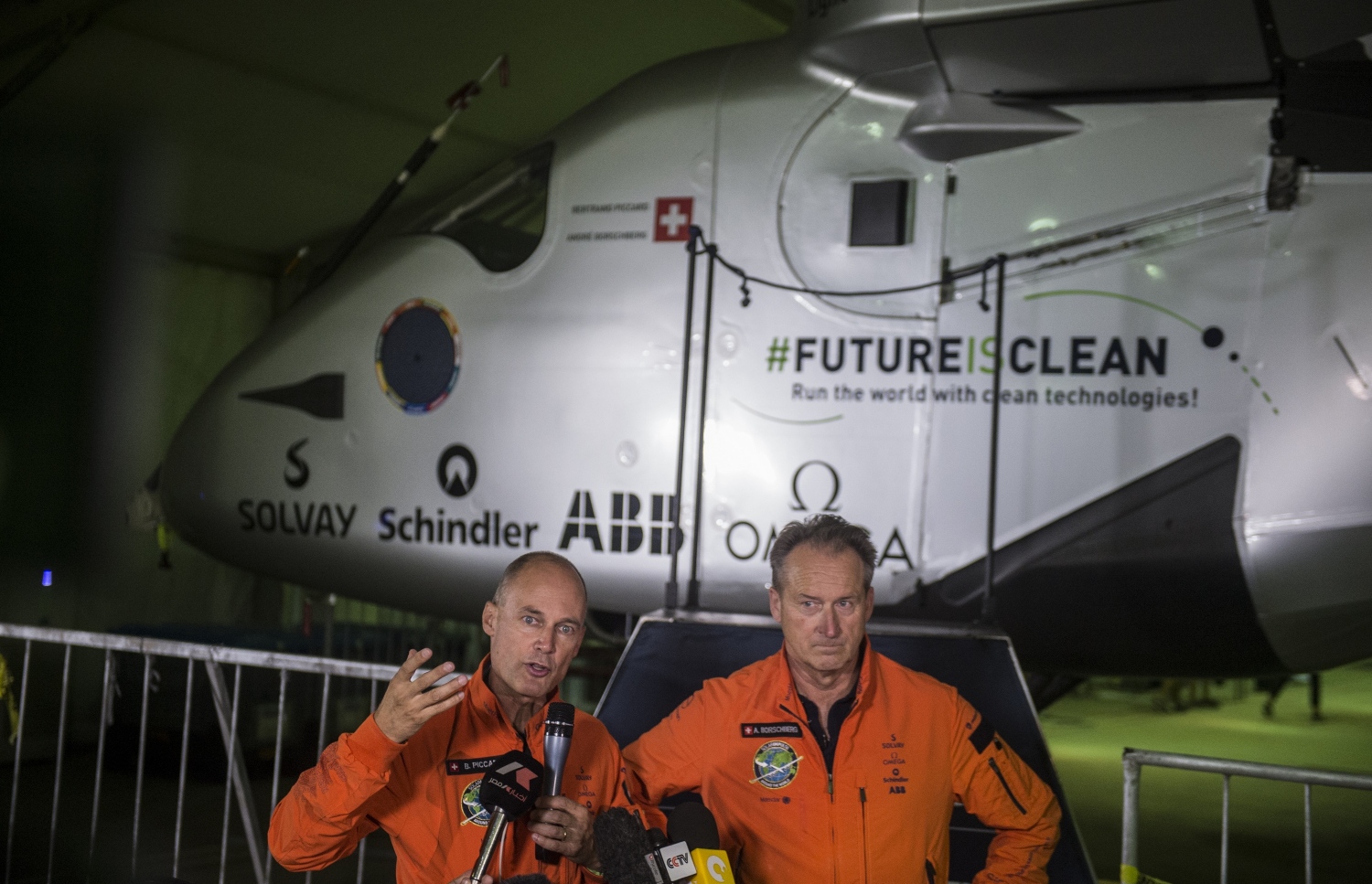 އަވިން ދުއްވާ މަތިންދާ ބޯޓުގެ ދެ ޕައިލެޓުން ކަމަށްވާ ބޯޝްބާގު (ކ) އާއި ޕިކާޑް ގާހިރާ އެއާޕޯޓުގައި ނޫސްވެރިންނާ ވާހަކަ ދައްކަވަނީ. --ފޮޓޯ:އޭއެފްޕީ