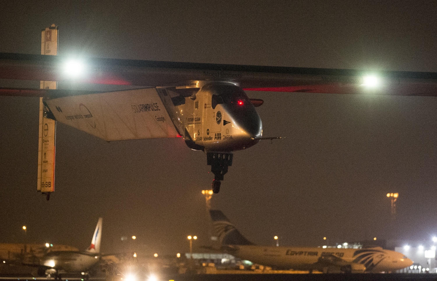 އަވިން ދުއްވާ މަތިންދާ ބޯޓު ގާހިރާ އެއާޕޯޓުން ނައްޓާލަނީ. --ފޮޓޯ:އޭއެފްޕީ