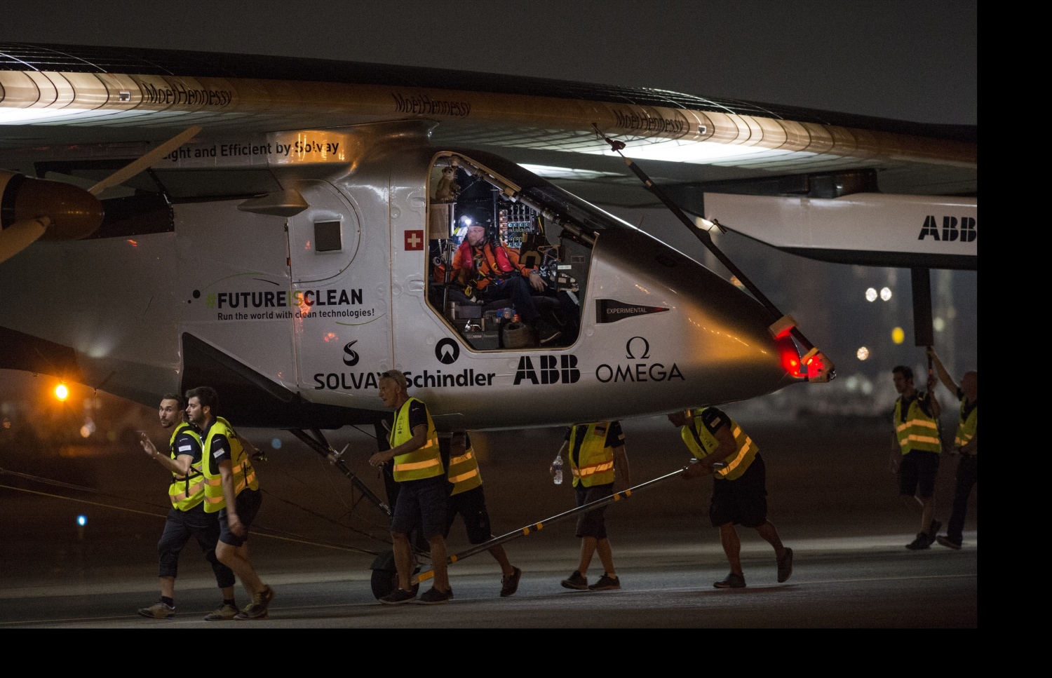 އަވިން ދުއްވާ މަތިންދާ ބޯޓު އަބޫ ދާބީ އަށް ފުރަން ތައްޔާރުވެފައި. --ފޮޓޯ:އޭއެފްޕީ