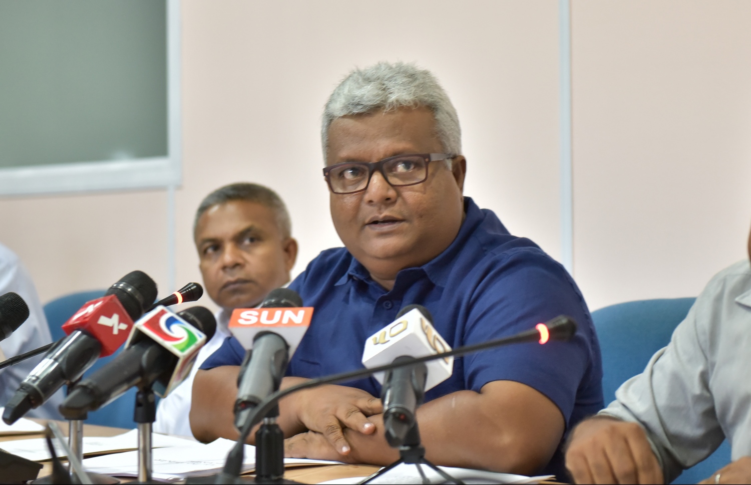 މީޑިއާ ކައުންސިލްގެ ކުރީގެ ރައީސް އާސިފް ނޫސްވެރިންނާ ވާހަކަ ދައްކަވަނީ .-- ފޮޓޯ: މުހައްމަދު ޝަރުހާން/ މިހާރު