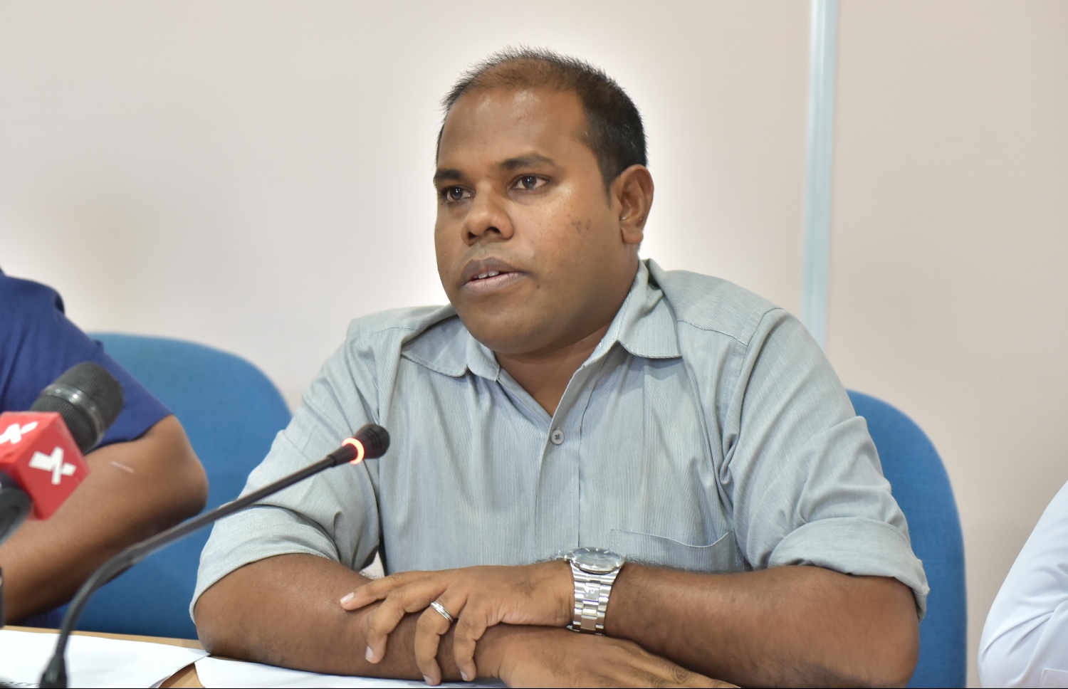 މީޑިއާ ކައުންސިލްގެ މެމްބަރު ހަމްދޫން ނޫސްވެރިންނާ ވާހަކަދައްކަވަނީ.-- ފޮޓޯ: މުހައްމަދު ޝަރުހާން/ މިހާރު