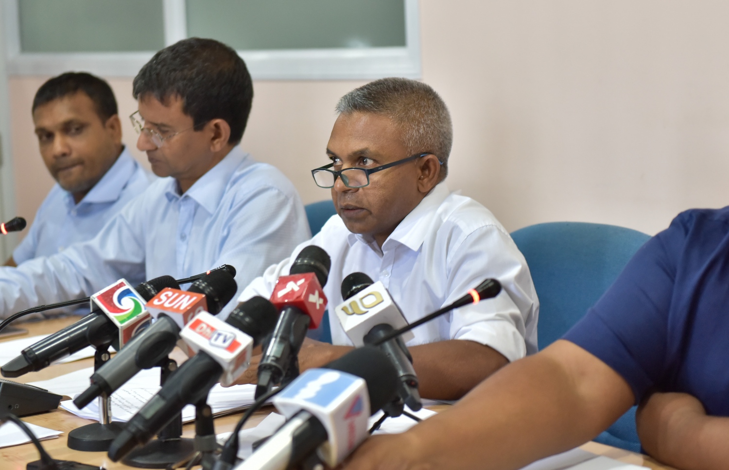 މީޑިއާ ކައުންސިލްގެ ނައިބު ރައީސް ޝަރީފް ނޫސްވެރިންނާ ވާހަކަ ދައްކަވަނީ: މަޝްވަރާތަކަށް ހުއްޓުމެއް ނާންނަ ކަމަށް އޭނާ ވިދާޅުވި.-- ފޮޓޯ: މުހައްމަދު ޝަރުހާން/ މިހާރު