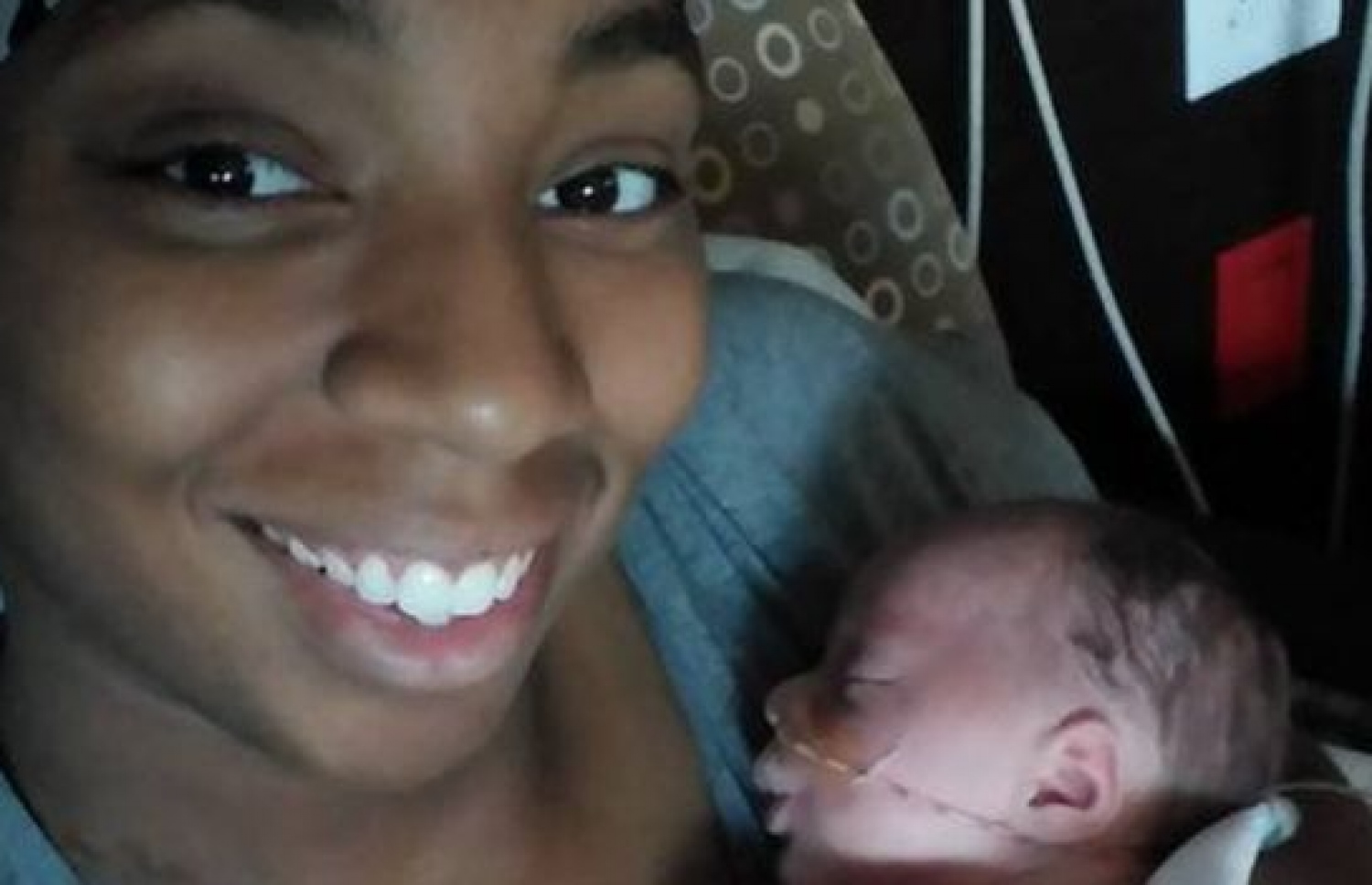 ޑަނޭޝާ އޭނާގެ ދަރިއަކާ އެކު