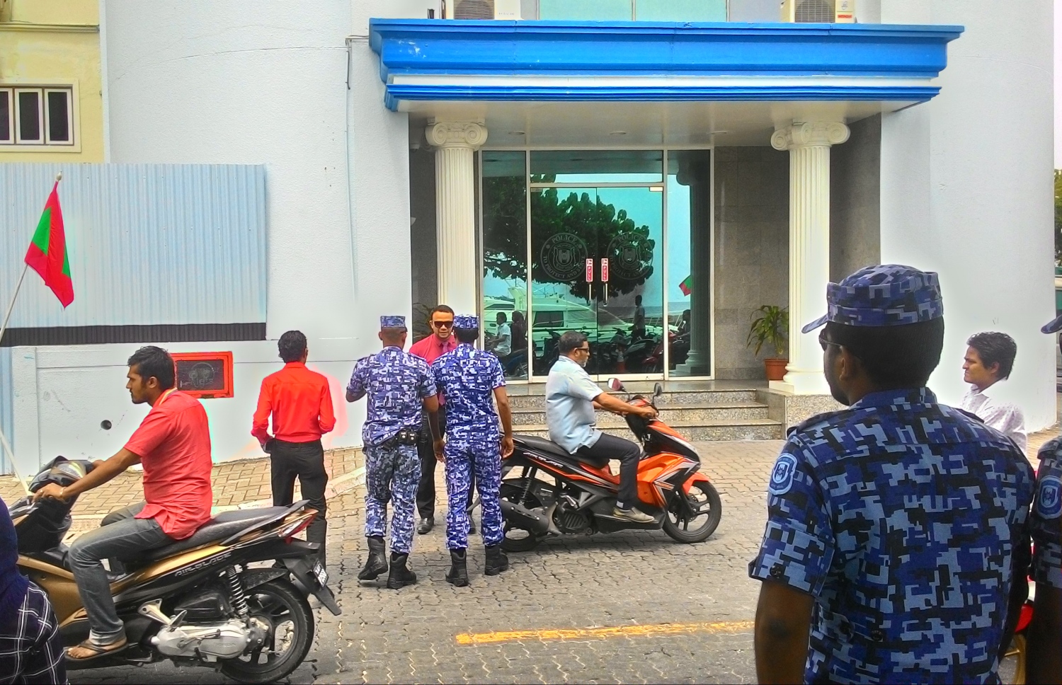 މެމްބަރު އަލީ ހުސެން މިދިޔަ ހޯމަ ދުވަހު ފުލުހުންގެ އިދާރާއިން ނުކުމެވަޑައިގަންނަވާއިރު، ފުލުހުންތަކެއް އޭނާ ކައިރީގައި މަޑުކޮށްލައިގެން.-- ފޮޓޯ: މިހާރު