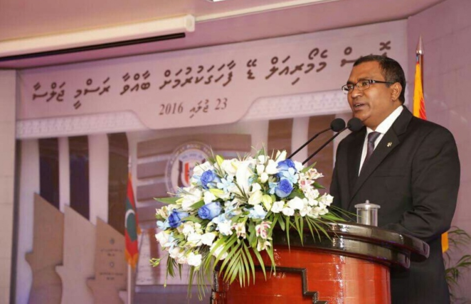 މިނިސްޓަރު ޒުހޫރު ވާހަކަދައްކަވަނީ: ބޭރުގެ އެހީތައް ހޯދުމަށް ސަބްސިޑީ ދިނުން ހުއްޓާލަން ޖެހޭ ކަމަށް ވިދާޅުވި.--ފައިލް ފޮޓޯ: ޕޮލިސް