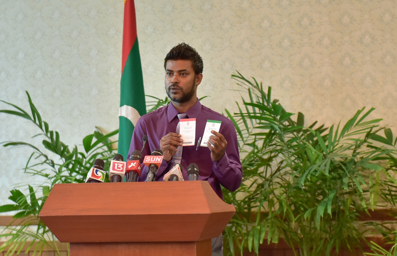 މިނިވަން ދުވަހުގެ ރަސްމީ ހަރަކާތްތަކާ ގުޅޭގޮތުން މުއާޒް މިއަދު ނޫސްވެރިންނާ ވާހަކަ ދައްކަވަނީ. --ފޮޓޯ: މުހައްމަދު ޝަރުހާން