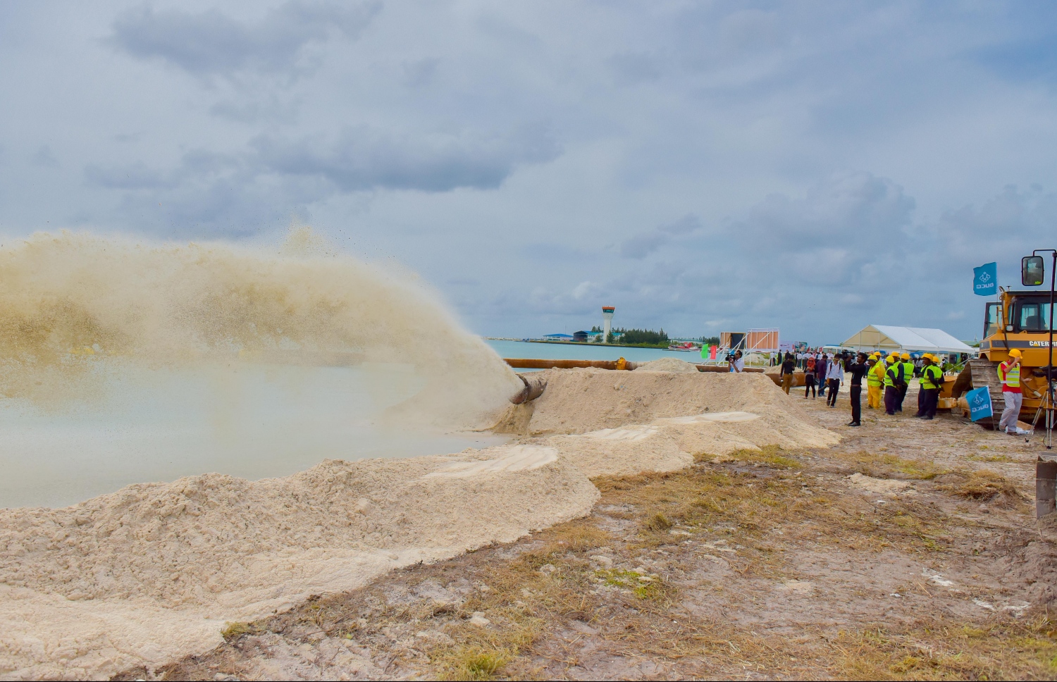 އެއާޕޯޓުގެ އާ ރަންވޭ އަށް ބޭނުންވާ ބިން ހިއްކުމުގެ މަސައްކަތް ކުރަނީ: މި މަޝްރޫއަށް ހުޅުލެއިން 70 ހެކްޓަރުގެ ބިން ހިއްކި.-- ފައިލް ފޮޓޯ/ މިހާރު