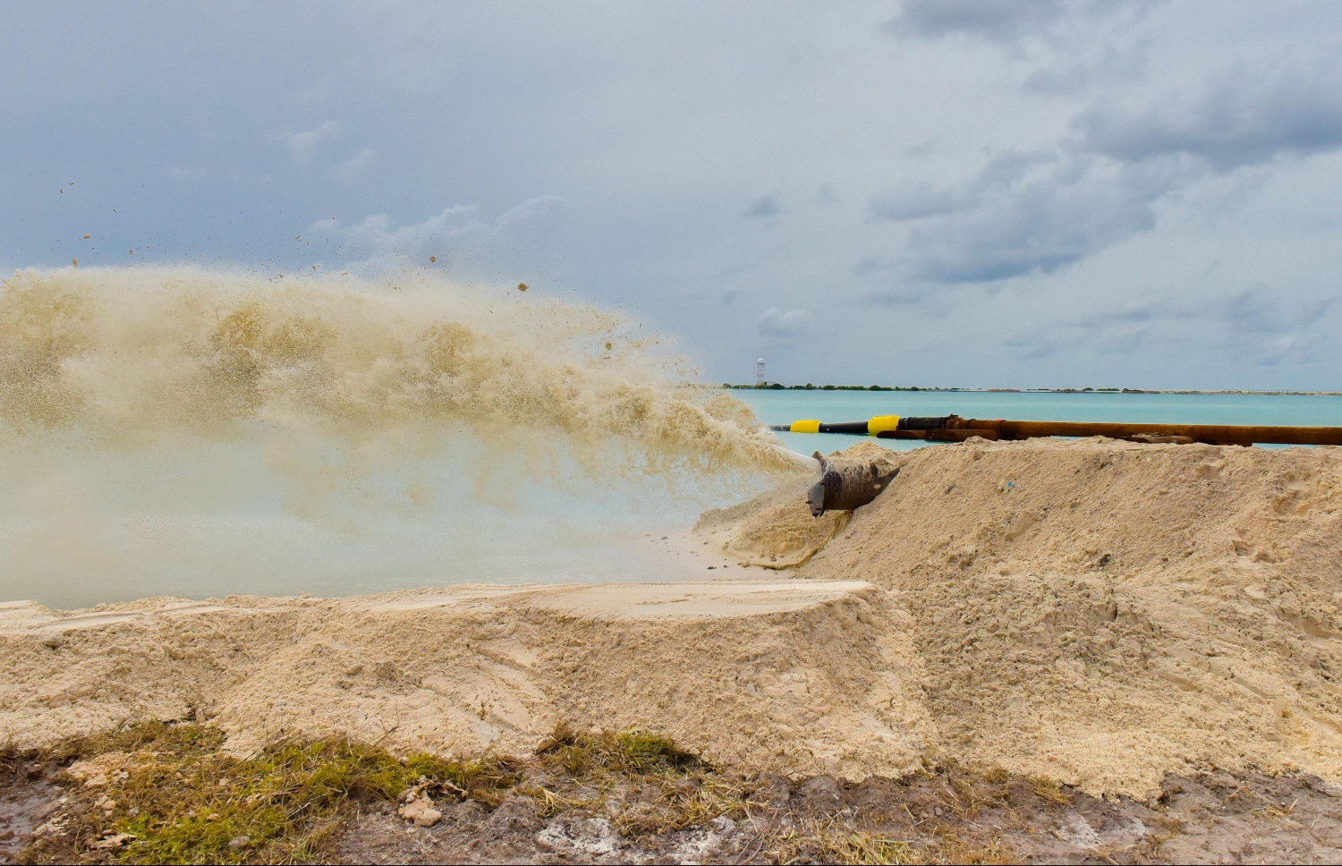 މާލެ، ޖުލައި 25، 2016- އެއާޕޯޓުގެ ދެވަނަ ރަންވޭގެ ބިން ހިއްކުމުގެ މަސައްކަތް ފެށުމުގެ ގޮތުން ޑްރެޖަރުން ވެލި ފޮނުވަނީ. މި މަސައްކަތް ފަސް މަސް ދުވަހުގެ ތެރޭގައި ނިންމާލެވޭނެ.---ފޮޓޯ: މުހައްމަދު ޝަރުހާން/މިހާރު