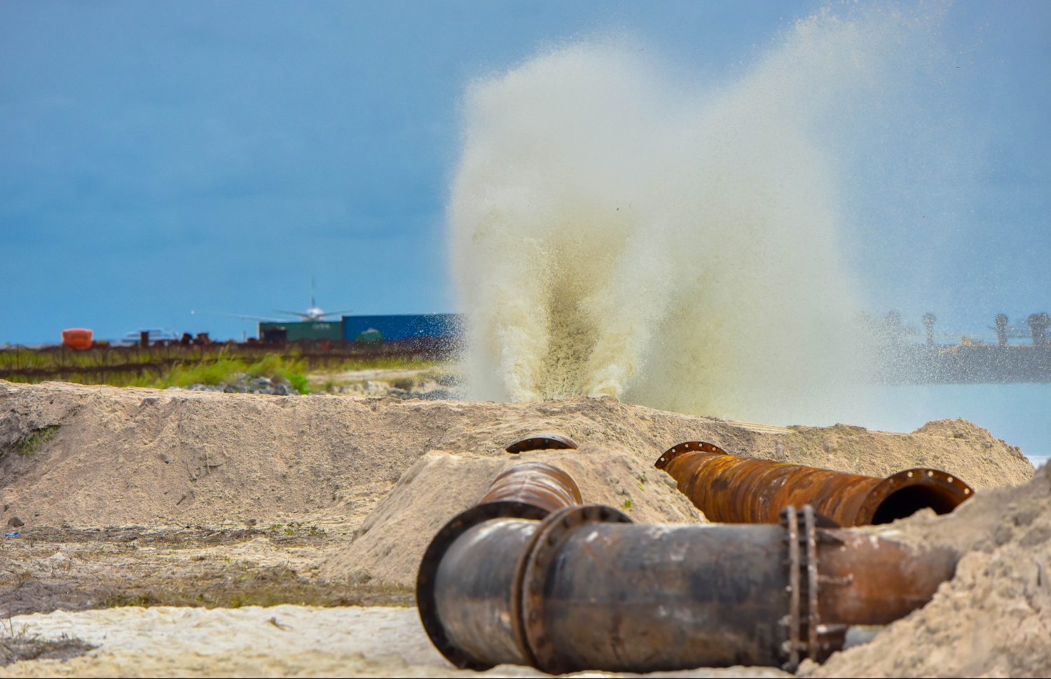 އެއާޕޯޓުގެ ދެވަނަ ރަންވޭގެ ބިން ހިއްކުމުގެ މަސައްކަތް ފެށުމުގެ ގޮތުން ޑްރެޖަރުން ވެލި ފޮނުވަނީ. މި މަސައްކަތް ފަސް މަސް ދުވަހުގެ ތެރޭގައި ނިންމާލެވޭނެ.---ފޮޓޯ: މުހައްމަދު ޝަރުހާން/މިހާރު