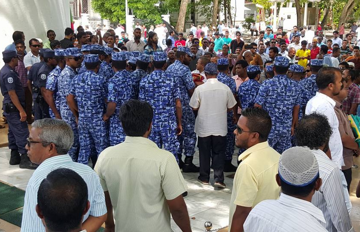 ފުލުހުންތަކެއް: ފުލުހުންނާ މެދު ފިޔަވަޅު އެޅުމުގައި ވެސް ފަހުމީ މައްސަލައިގެ ހުކުމް އެޕްލައި ނުކުރެވޭނެ ކަމަށް ވަނީ ނިންމާފައި -- ފޮޓޯ: އަހުމަދު އަންވަރު