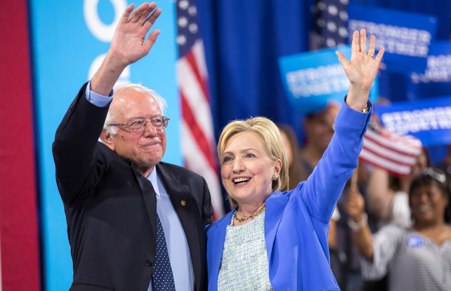 ނިއު ހެމްޝަޔާގައި ބޭއްވި ކެމްޕޭން އެއްވުމަކަށް ފަހު ހިލަރީ އާއި ސެންޑާސް. --ފޮޓޯ:އޭއެފްޕީ