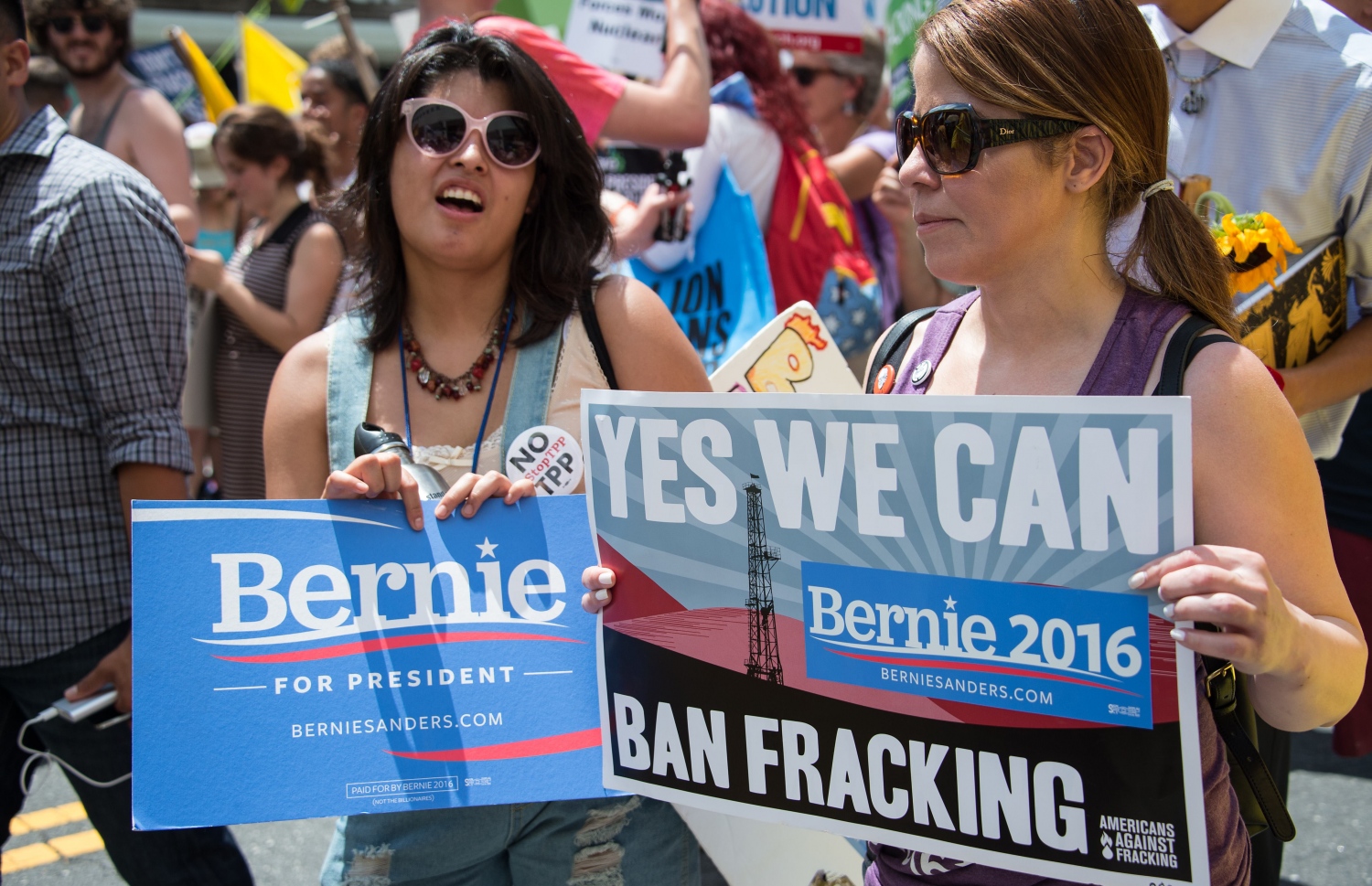 ބާނީ ސެންޑާސްގެ ސަޕޯޓަރުން ފިލެޑެލްފިއާގައި. --ފޮޓޯ:އޭއެފްޕީ