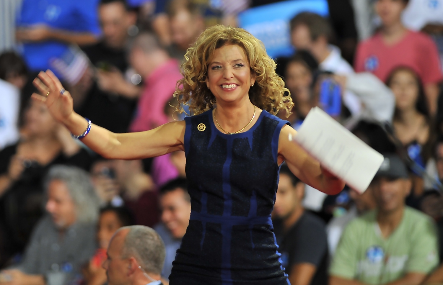 ހިލަރީ ކްލިންޓަނުގެ ކެމްޕޭން އެއްވުމެއްގައި ޝުލްޒް ބައިވެރިވެވަޑައިގަންނަވަނީ. --ފޮޓޯ:އޭއެފްޕީ