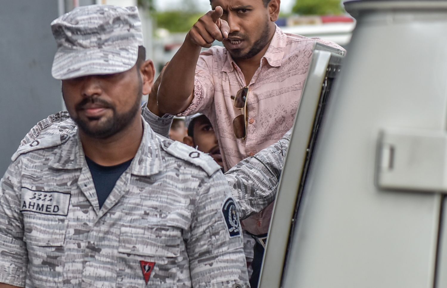 މަހްލޫފު ޖުލައި 2016 ގައި މޯލްޑިވްސް ކަރެކްޝަނަލް ސާވިސްގެ އޮފިސަރުންގެ ބެލުމުގެ ދަށުން ގެންދަނީ: މާފުށީ ޖަލުގެ އޮފިސަރުން އޭނާއާ މެދު ކަންތައް ކުރީ ވަރަށް ރަނގަޅަށް ކަމަށް ވިދާޅުވި.---މިހާރު ފައިލް ފޮޓޯ