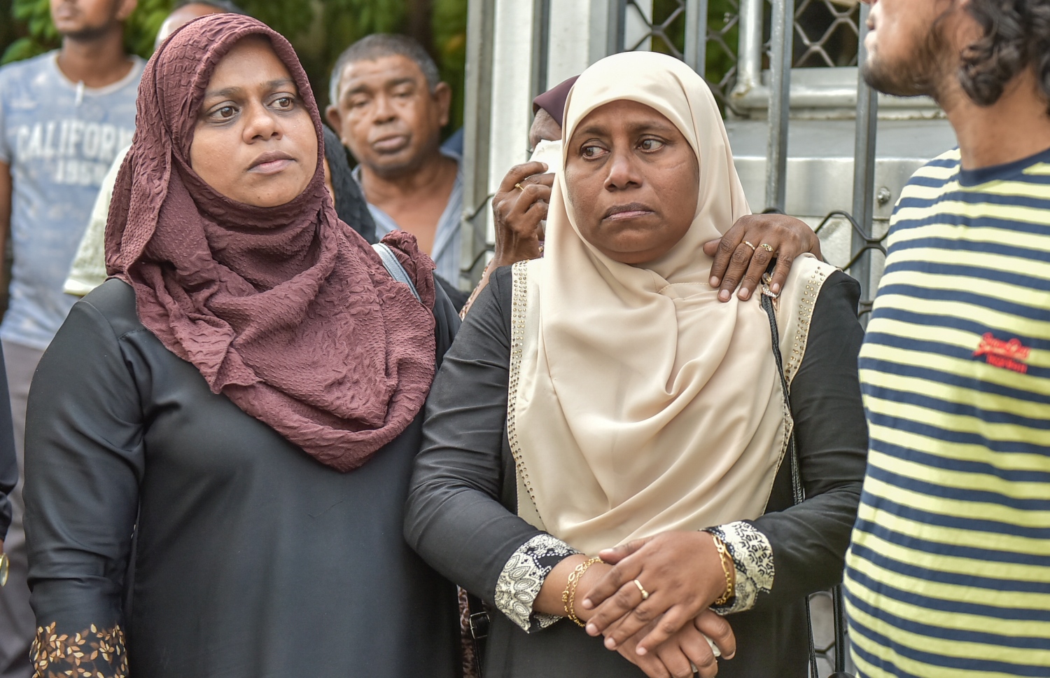 މަހްލޫފްގެ މަންމަ (މ) ކްރިމިނަލް ކޯޓު ކައިރީގައި މަޑުކޮށްލައިގެން: ޖަލުގައި މަހްލޫފާ މެދު ކަންތައް ކުރާ ގޮތާ މެދު އާއިލާ އިން ހިތްހަމައެއް ނުޖެހޭ -- ފޮޓޯ: މުހަންމަދު ޝަރުހާން/ މިހާރު