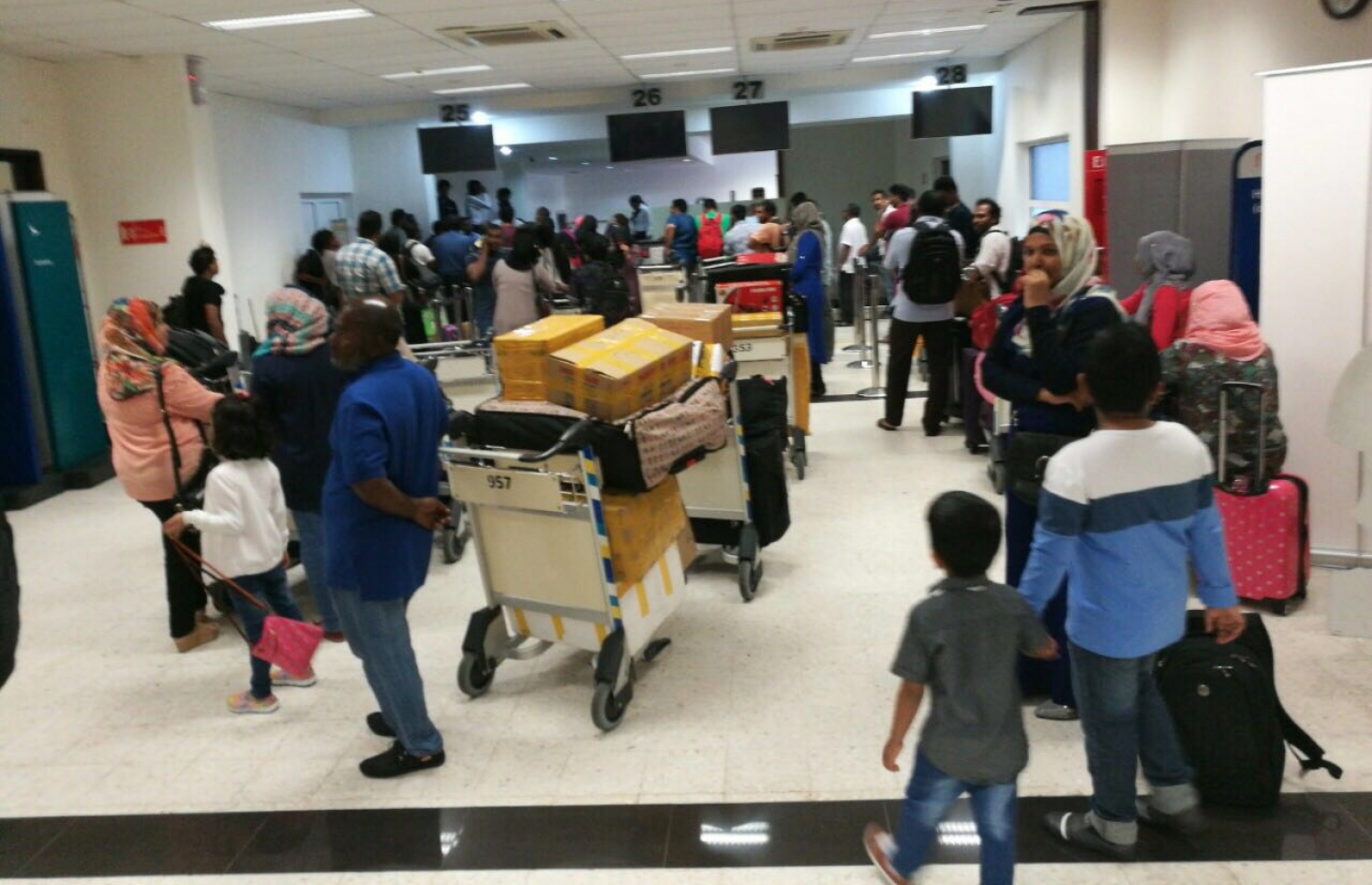 މިހިން ލަންކާ އިން ފުރަން ދިޔަ ދިވެހިންތަކަކަށް ނުފުރިގެން އެއާޕޯޓުގައި. އެމީހުންނަށް ފުރޭނެ ކަމުގެ ޔަގީންކަމެއް ނުދޭ. - ފޮޓޯ: ކިޔުންތެރިއެއް