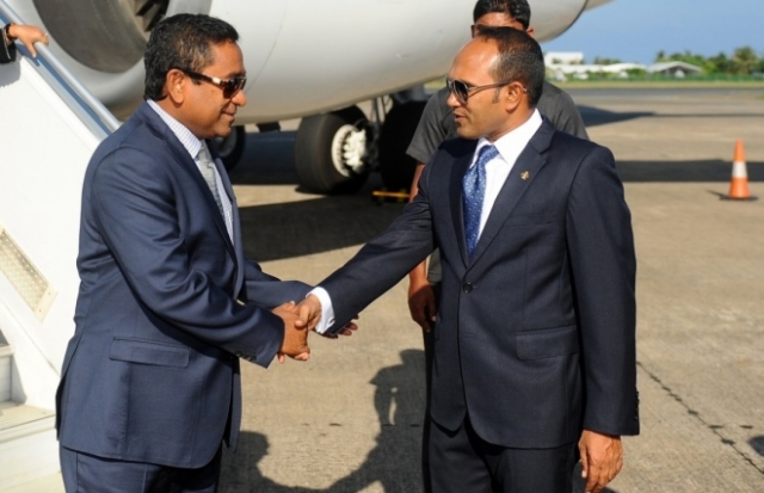 ރައީސް ޔާމީން، ކުރީގެ ނައިބު ރައީސް ޖަމީލާ ސަލާމް ކުރައްވަނީ: ދައުލަތުގެ ބަންޑާރަ ނައިބު އަނިލް ފަހަކަށް އައިސް ސިޔާސީ ގިނަ ހަރަކާތްތަކުން ފެންނާނީ ޖަމީލް ފާޑުވިދާޅުވި.---ފައިލް ފޮޓޯ: ރައީސް އޮފީސް