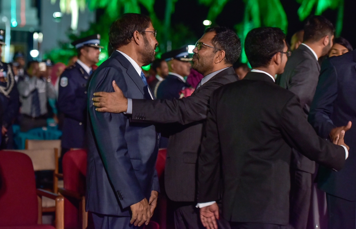 މިނިސްޓަރު ޒަމީރާއި ގާސިމް ވާހަކަ ދައްކަވަނީ.---ފައިލް ފޮޓޯ: މިހާރު