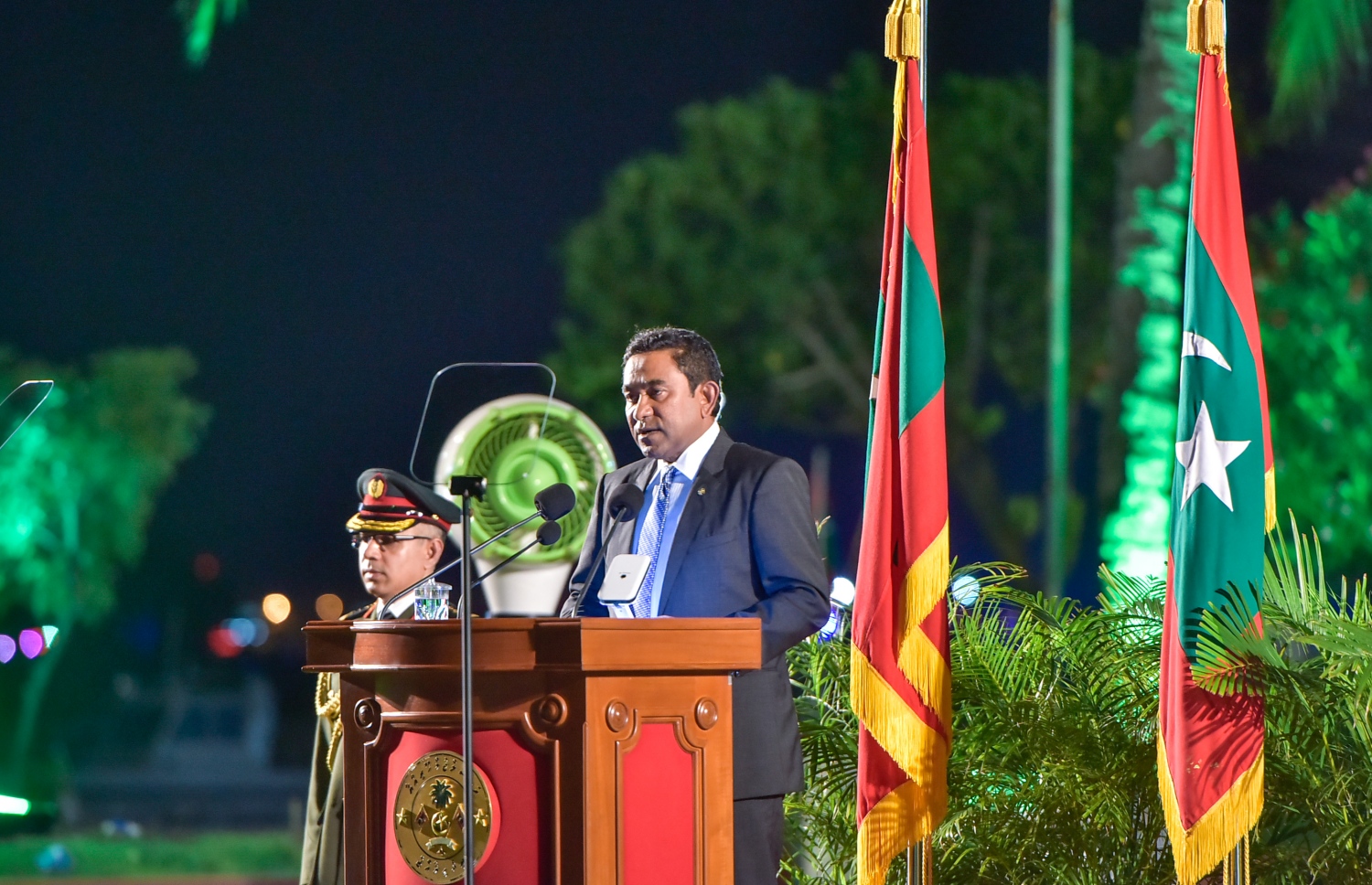 މި އަހަރުގެ މިނިވަން ދުވަހުގެ މުނާސަބަތުގައި ބޭއްވި ދިދަ ނެގުމުގެ ރަސްމިއްޔާތުގައި ރައީސް ގައުމާ މުހާތަބު ކުރައްވަނީ: އިދިކޮޅު ފަރާތްތަކަށް ފާޑު ވިދާޅުވި.-- ފޮޓޯ: މުހައްމަދު ޝަރުހާން/ މިހާރު