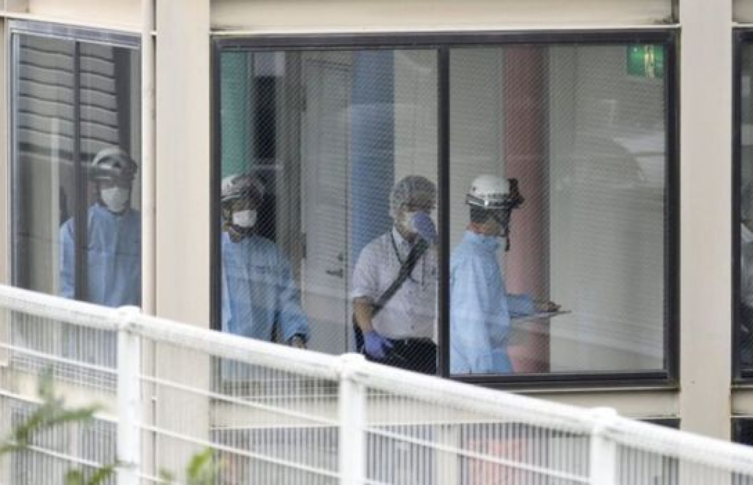 ހަމަލާ ދިން މަރުކަޒުގެ ތެރޭގައި ފުލުހުންގެ ޓީމުތަކުން ހަރަކާތްތެރި ވަނީ. --ފޮޓޯ:ބީބީސީ