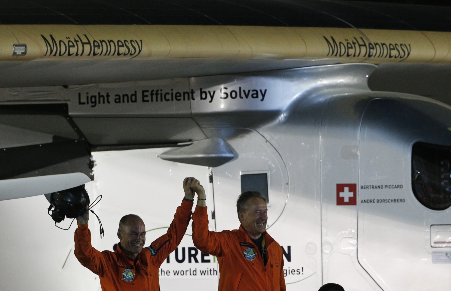 އަވިންދާ ބޯޓު ދުނިޔެ ވަށާ ބުރު ޖެހުމަށް ފަހު ޕައިލެޓް ޕިކާޑް (ވ) އާއި ބޯޝްބާގު އަބޫ ދާބީ އެއާޕޯޓުގައި. --ފޮޓޯ:އޭއެފްޕީ