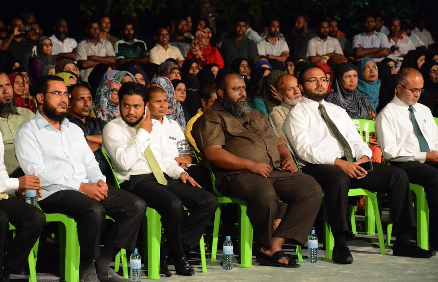 އަދާލަތު ޕާޓީގެ އިލްމުވެރިންތަކެއް ޖަލްސާއެއްގައި ބައިވެރިވެވަޑައިގަންނަވަނީ. އަބުރު ރައްކާތެރިކޮށްދިނުމާ ބެހޭ ބިލުގައި އިލްމުވެރިން ކަންބޮޑުވާ ކަންތައްތަކެއް ވެސް އެބަހުރި..--ފޮޓޯ:އަދާލަތު ޕާޓީ