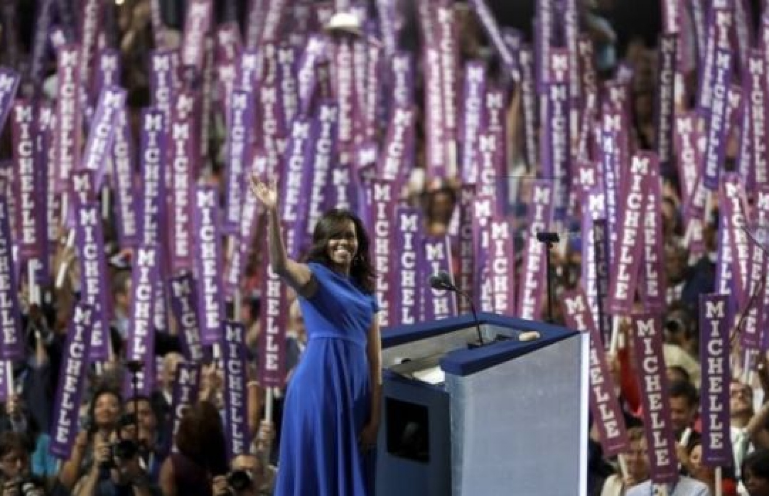 ޑިމޮކްރެޓިކް ޕާޓީގެ ކޮންވެންޝަނުގައި ފަސްޓް ލޭޑީ މިޝޭލް ތަގްރީރު ކުރައްވަނީ. --ފޮޓޯ:އޭޕީ