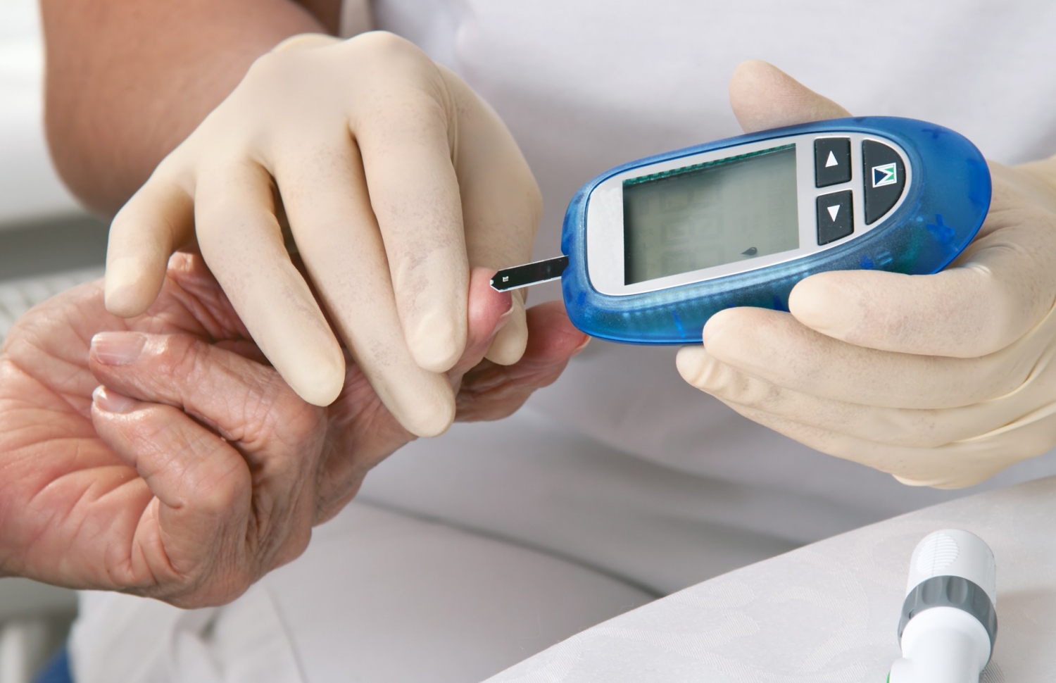 މީހަކު ހަކުރު ބައްޔަށް ޓެސްޓްކުރަނީ