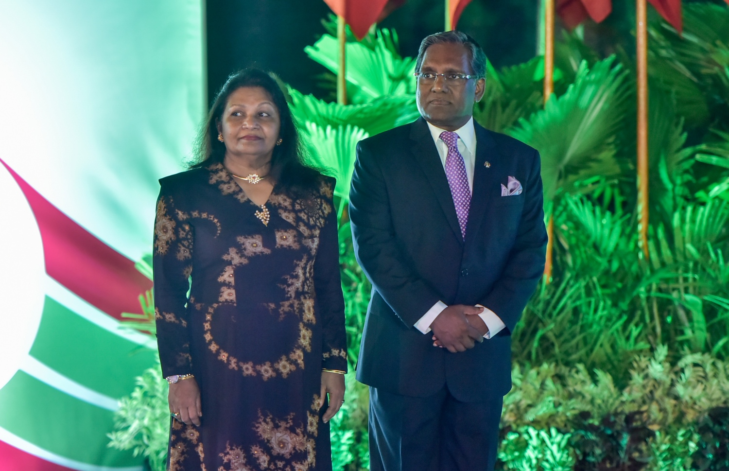 ޖުލައި 26، 2016- މިނިވަން ދުވަހުގެ މުނާސަބަތުގައި ރައީސް ޔާމީންގެ ދެކަނަލުން ސަރުކާރުގެ އިސްވެރިންނާއި ބޭރުގެ ސަފީރުންނަށް ރޭ ދެއްވި ޖާފަތުގައި ކުރީގެ ރައީސް ވަހީދުގެ ދެކަނބަލުން ބައިވެރިވެވަޑައިގަންނަވަނީ.