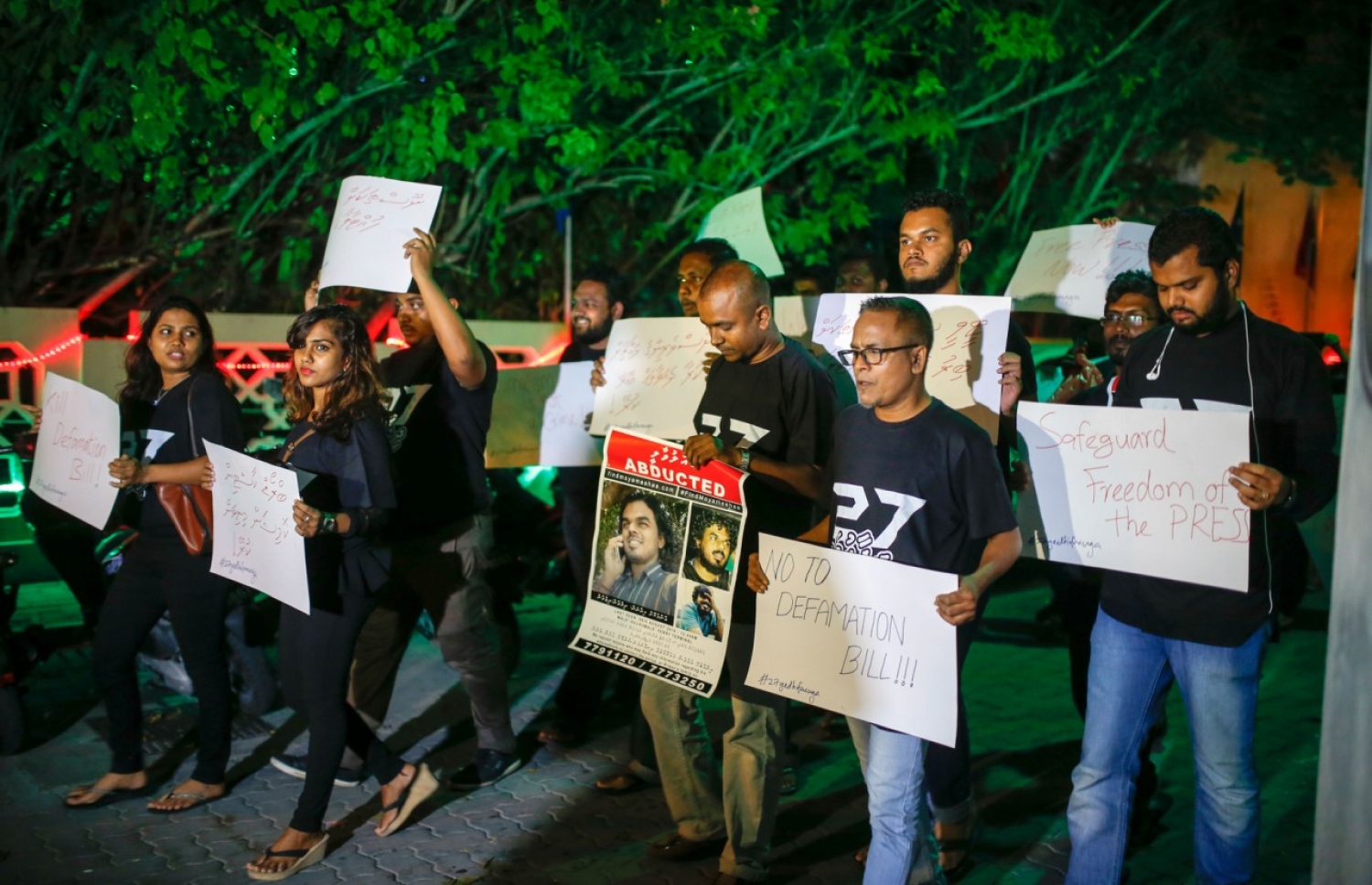 އަބުރުގެ ބިލާ ދެކޮޅަށް ނޫސްވެރިން މިދިޔަ ބުދަ ދުވަހުގެ ރޭ މުޒާހަރާ ކުރަނީ.-- ފޮޓޯ: އިމޭޖަސް.އެމްވީ