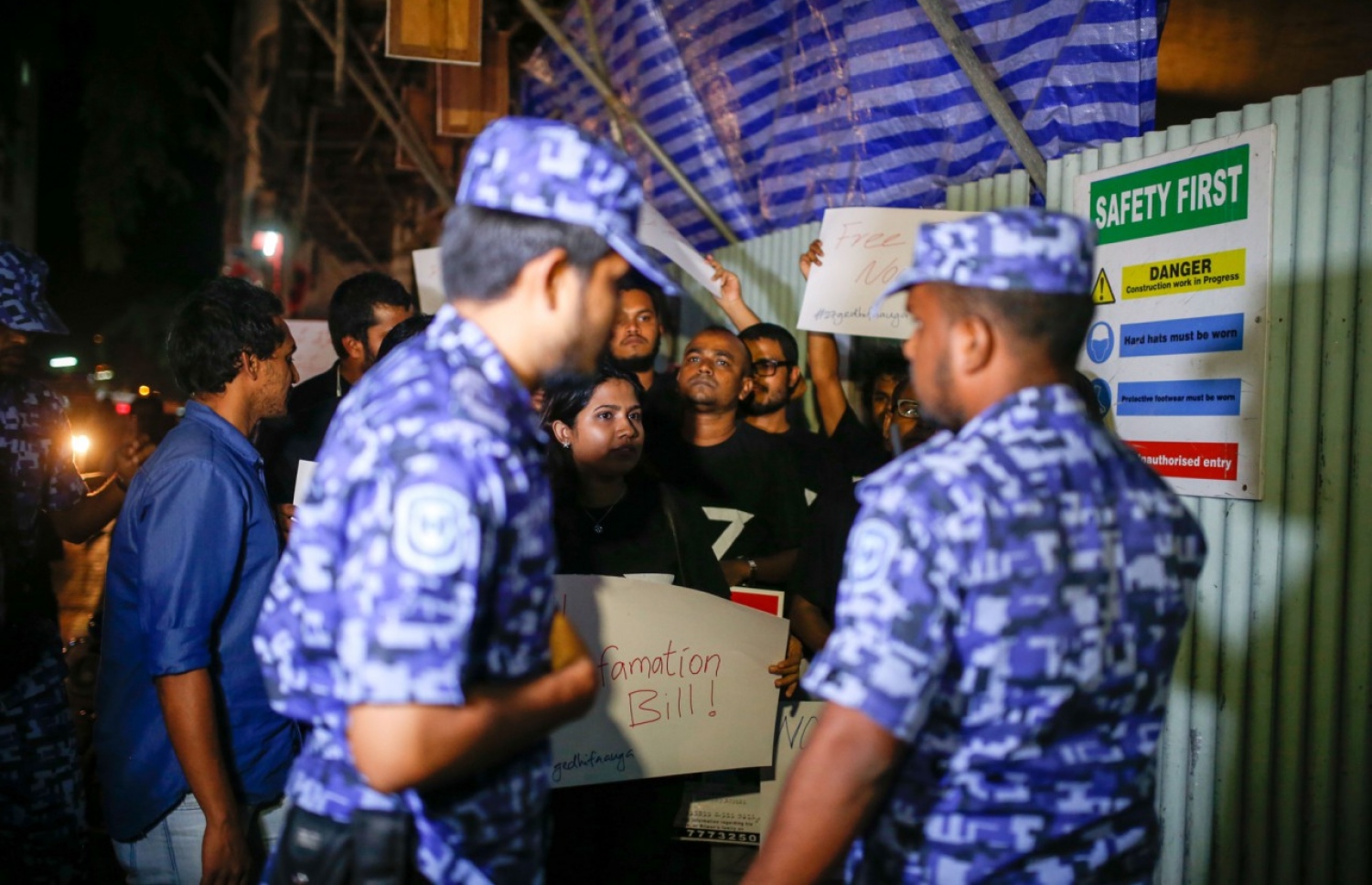 އަބުރުގެ ބިލާ ދެކޮޅަށް ނޫސްވެރިން މިދިޔަ ބުދަ ދުވަހުގެ ރޭ މުޒާހަރާ ކުރަނީ.-- ފޮޓޯ: އިމޭޖަސް.އެމްވީ