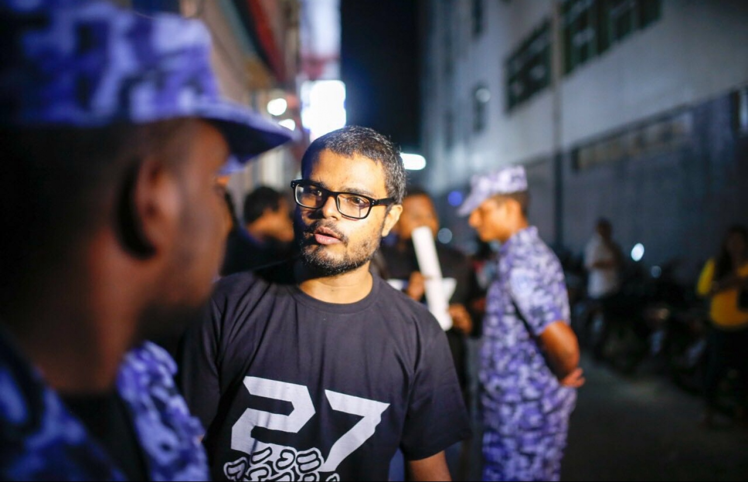 ހިޔާލުފާޅުކުރުމާއި ނޫސްވެރިކަމުގެ ދިފާއުގައި ނޫސްވެރިންތަކެއް މިދިޔަ އަންގާރަދުވަހުގެ ރޭ މާލޭގައި ބޭއްވި ހިމޭން މުޒާހަރާގައި އަލީ ނާފިޒް ފުލުހަކާ ވާހަކަ ދައްކަނީ.---ފޮޓޯ: އިމޭޖަސް.އެމްވީ