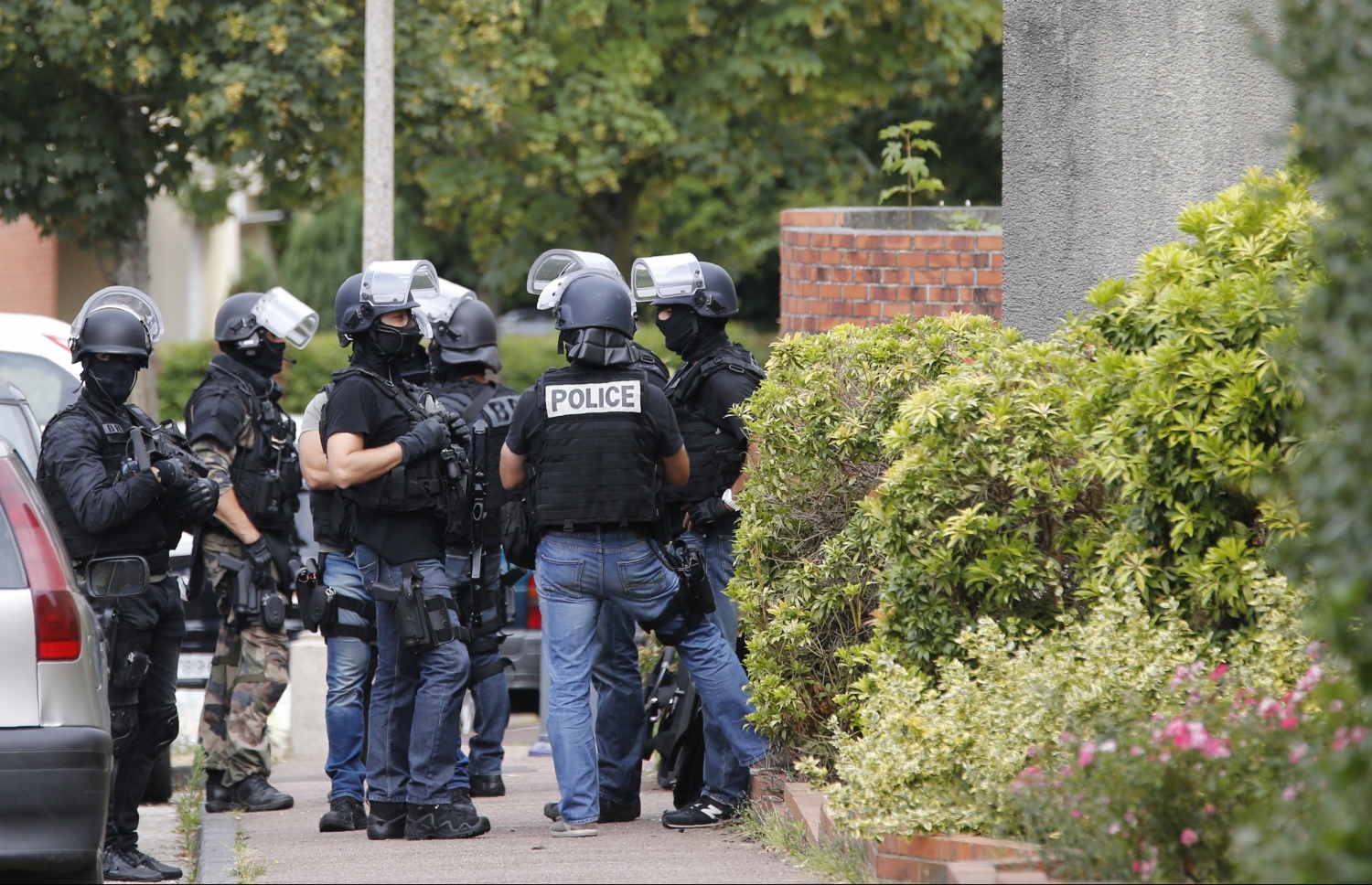 ފްރާންސްގެ ފައްޅިއަކަށް ވަދެ ފާދިރީއަކު މަރާލުމާ ގުޅިގެން ފުލުހުން ހަރަކާތްތެރި ވަނީ. --ފޮޓޯ:އޭއެފްޕީ