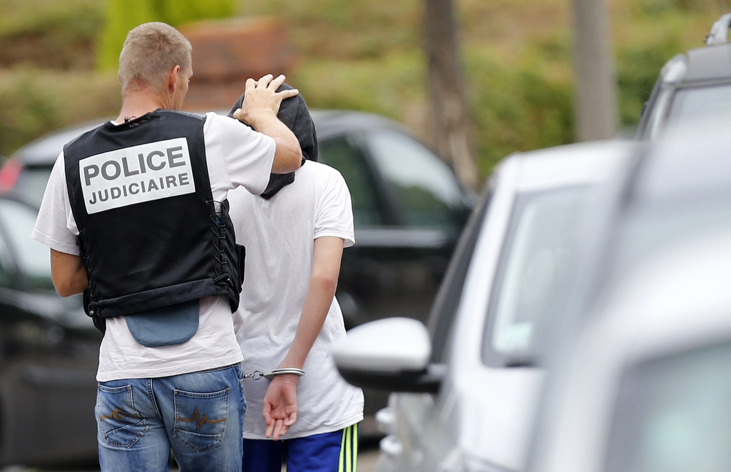 ފްރާންސްގެ ފައްޅިއެއްގައި ފާދިރީއަކު މަރާލި ހާދިސާއާ ގުޅިގެން ފުލުުހުން ހިންގާ އޮޕަރޭޝަނުގައި މީހަކު ހައްޔަރު ކުރަނީ. --ފޮޓޯ:އޭއެފްޕީ