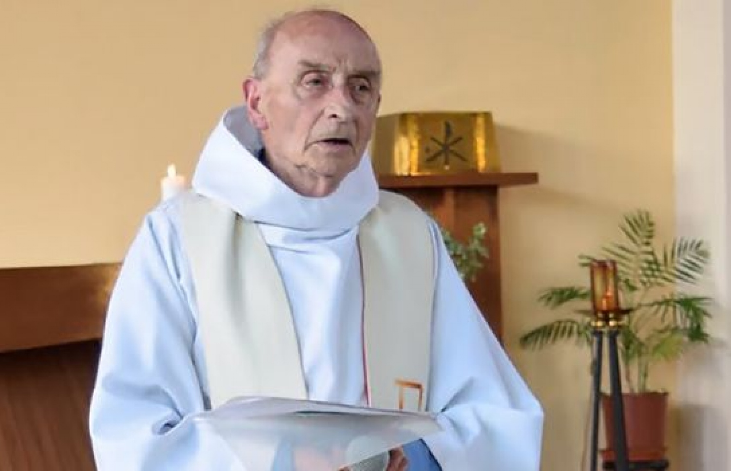 ފްރާންސްގެ ފައްޅިއަކަށް ދެ މީހަކު ވަދެ ވަޅިން ހަމަލާދީ މަރާލި 86 އަހަރުގެ ފާދިރީ. --ފޮޓޯ:އޭއެފްޕީ