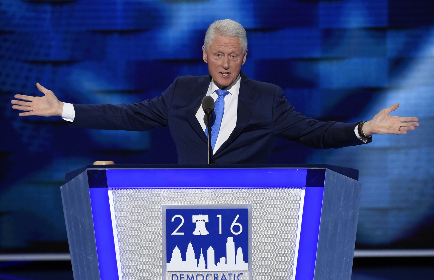 ޑިމޮކްރެޓިކް ޕާޓީގެ ނޭޝަނަލް ކޮންވެންޝަނުގައި ކުރީގެ ރައީސް ބިލް ކްލިންޓަން ތަގްރީރު ކުރައްވަނީ. --ފޮޓޯ:އޭއެފްޕީ