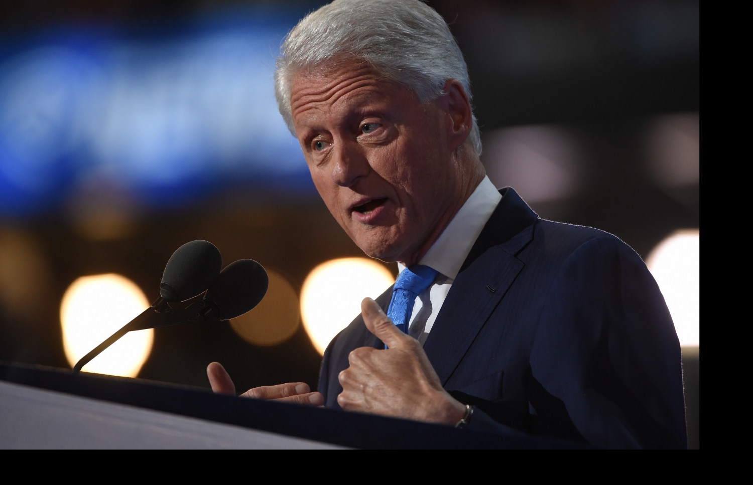 ޑިމޮކްރެޓިކް ޕާޓީގެ ނޭޝަނަލް ކޮންވެންޝަނުގައި ކުރީގެ ރައީސް ކްލިންޓަން ތަގްރީރު ކުރައްވަނީ. --ފޮޓޯ:އޭއެފްޕީ