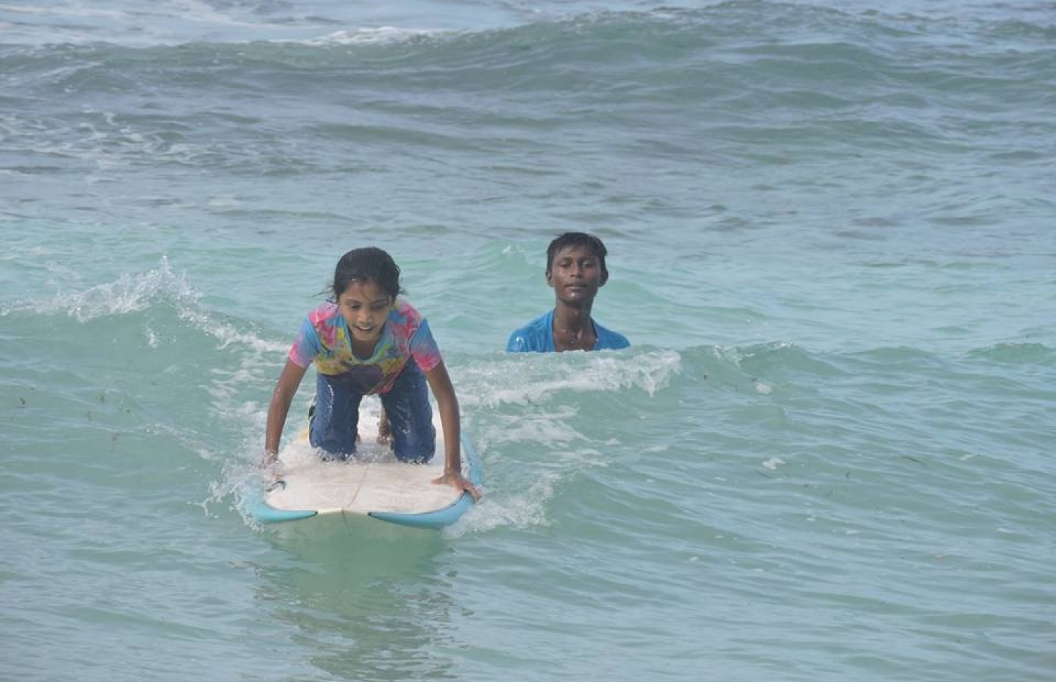 ވާދޫގައި އަންހެން ކުއްޖަކު ރާޅާއަޅަނީ: އެ ރަށުގެ ގިނަ އަންހެން ކުދިން ވެސް ރާޅާ-- ފޮޓޯ: ސާފް ސައުތު މޯލްޑިވްސް