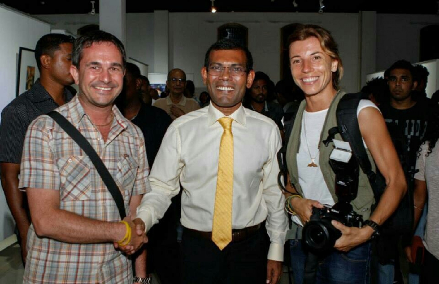 މިރޭ ހައްޔަރު ކުރި ދެ ނޫސްވެރިން މީގެ ކުރިން ރާއްޖެ އައި ފަހަރަކު، ކުރީގެ ރައީސް ނަޝީދާ އެކު ނަގާފައިވާ ފޮޓޯއެއް.-- ފޮޓޯ: ދެ ފިޔަވަޅު ފަހަތަށް ފޭސްބުކް